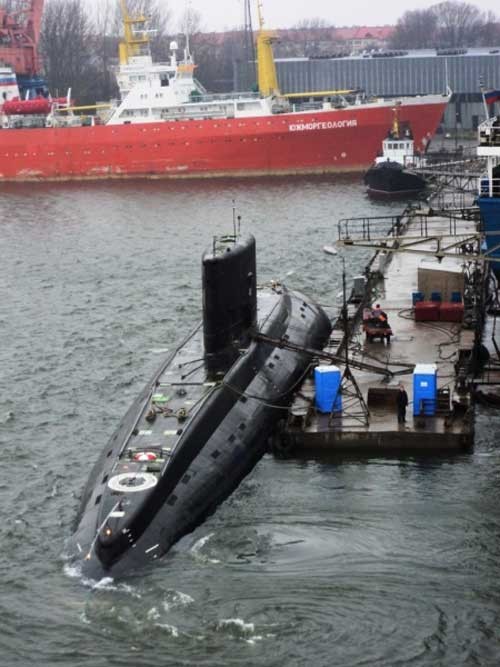 Sau khi hoàn thành thử nghiệm tại đây, dự kiến tàu ngầm Hà Nội sẽ được chuyển giao cho Việt Nam vào tháng 08/2013. Ảnh: Shipspotting.